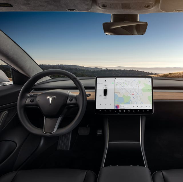 Elon Musk wchodzi do Tesli! Twój samochód za chwilę będzie gadał z Grokiem – co to dla Ciebie oznacza?