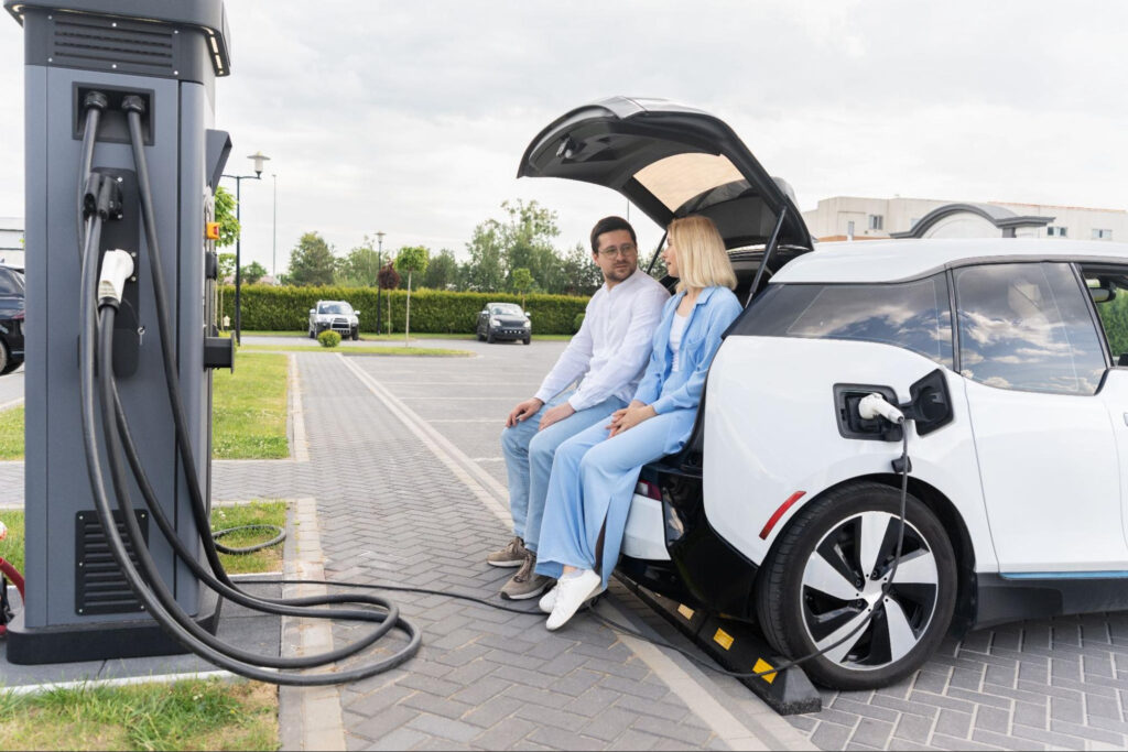 para ładująca samochód elektryczny z publicznej stacji